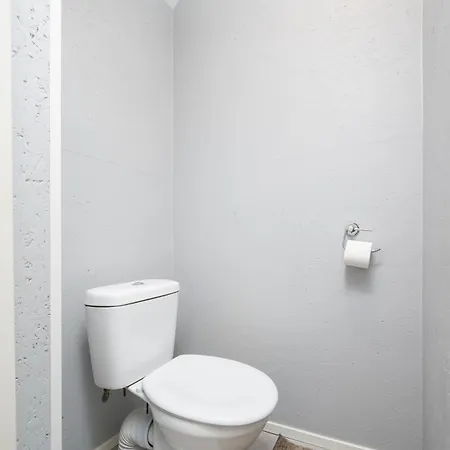 6 - Cozy 2br Apartment, Bus Station, Easy Access