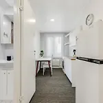 6 - Cozy 2br Apartment, Bus Station, Easy Access *